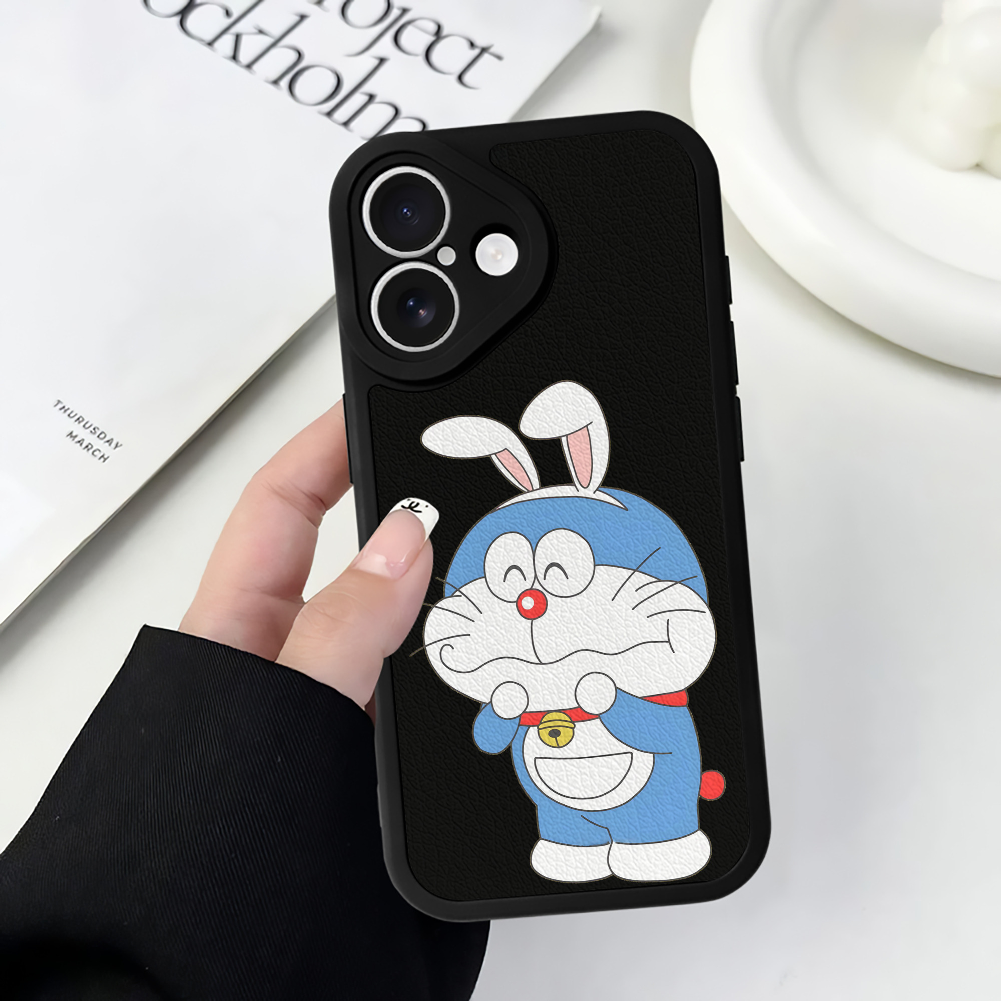 （画像用） ドラえもん Doraemon 【iPhone 16シリーズ対応】シリコンスマホケース（レザー調） 材質：シリコン